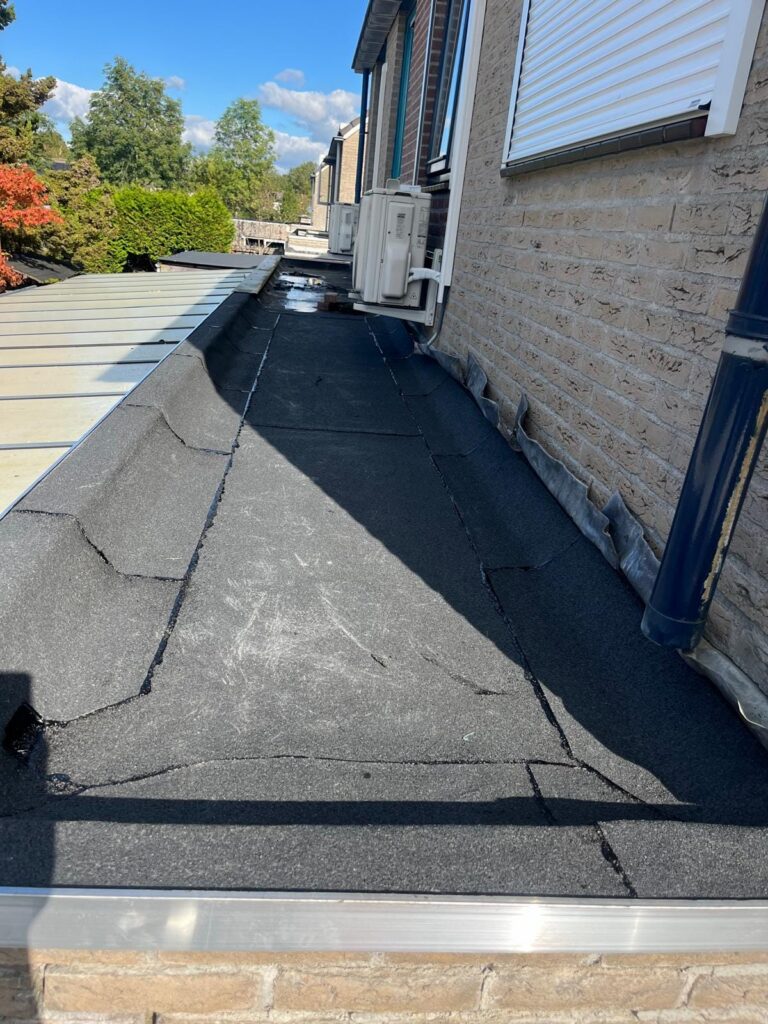 Plat dak in Swifterbant overlaagd met nieuwe bitumen dakbedekking en voorzien van nieuwe aluminium daktrimmen.