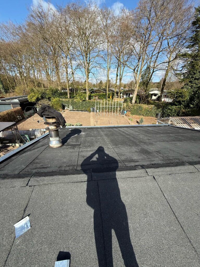 Nieuw aangebrachte bitumen dakbedekking op een plat dak van 100 m² in Voorthuizen, uitgevoerd door Smienk Dakwerken.