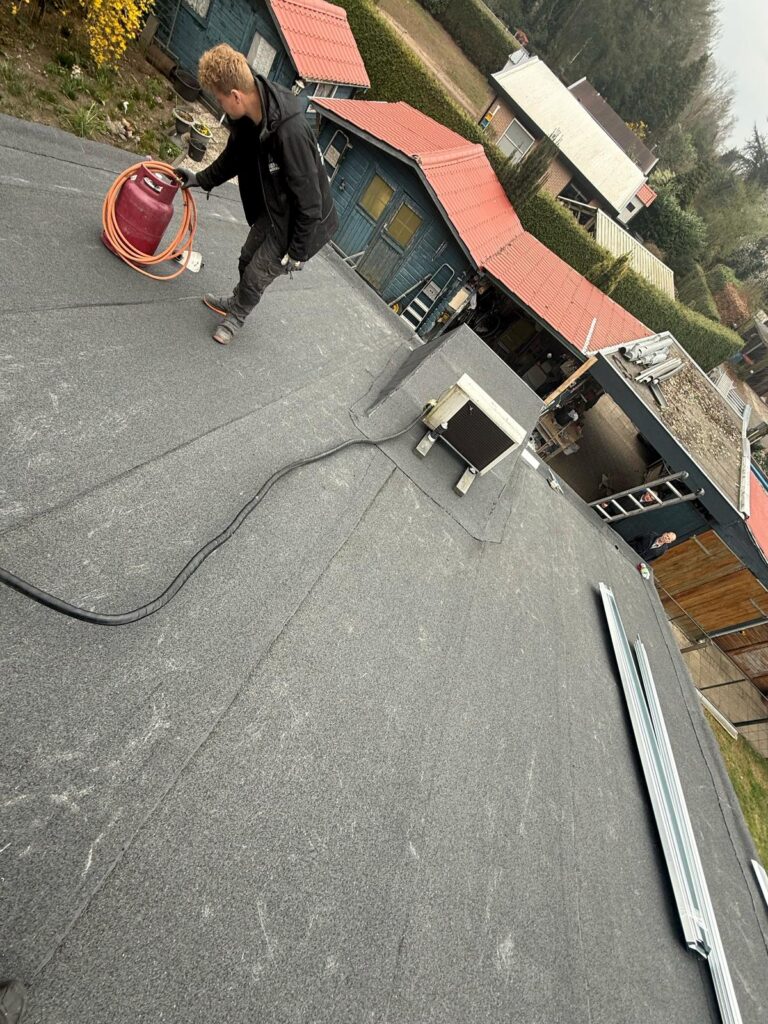 Nieuw aangebrachte bitumen dakbedekking op een plat dak van 100 m² in Voorthuizen, uitgevoerd door Smienk Dakwerken.