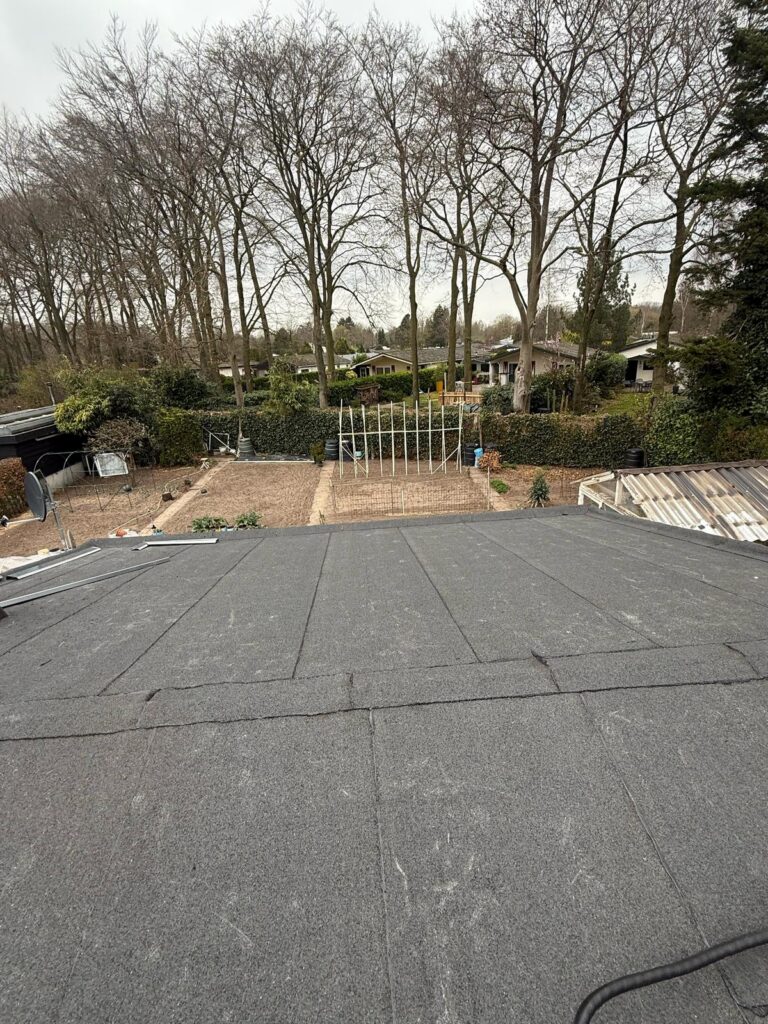 Nieuw aangebrachte bitumen dakbedekking op een plat dak van 100 m² in Voorthuizen, uitgevoerd door Smienk Dakwerken.