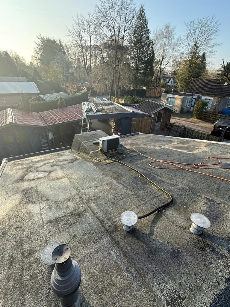 Nieuw aangebrachte bitumen dakbedekking op een plat dak van 100 m² in Voorthuizen, uitgevoerd door Smienk Dakwerken.