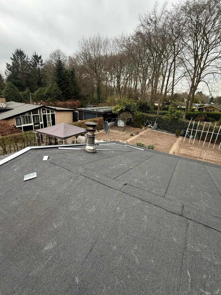 Nieuw aangebrachte bitumen dakbedekking op een plat dak van 100 m² in Voorthuizen, uitgevoerd door Smienk Dakwerken.