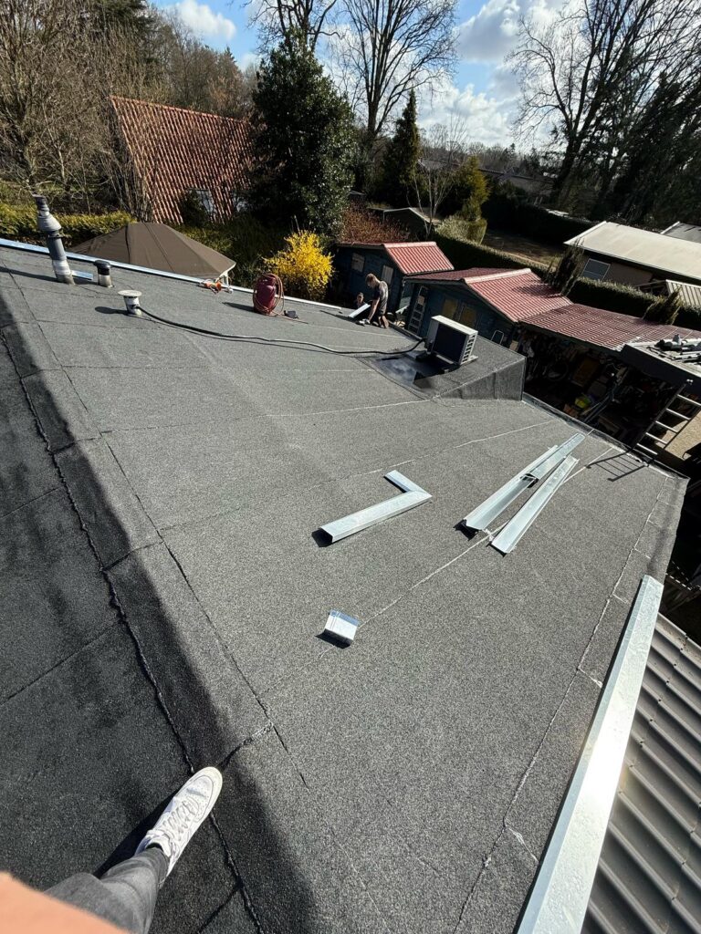Nieuw aangebrachte bitumen dakbedekking op een plat dak van 100 m² in Voorthuizen, uitgevoerd door Smienk Dakwerken.