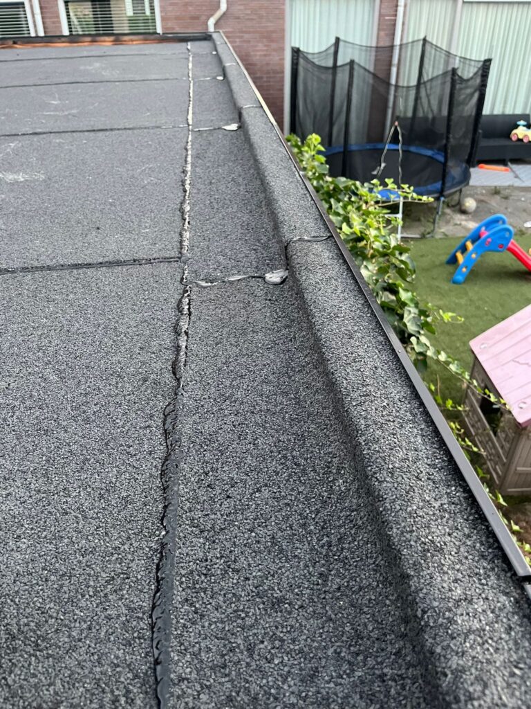 Dakrenovatie in Zeewolde met nieuwe isolatie en strak afgewerkte 2-laags bitumen dakbedekking op een plat dak.