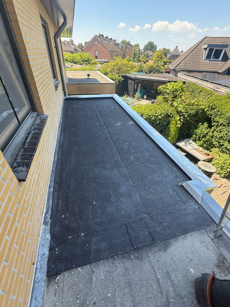 Dakrenovatie met tweelaagse bitumen dakbedekking, isolatie en zinkwerk op een plat dak in Voorthuizen.
