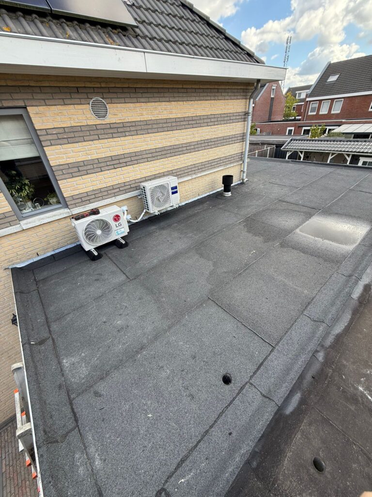 Dakrenovatie met isolatie, tweelaagse bitumen dakbedekking en zinkwerk op een plat dak in Zeewolde.