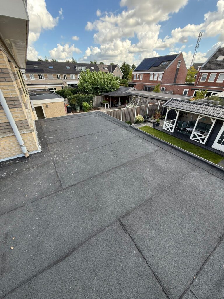 Dakrenovatie met isolatie, tweelaagse bitumen dakbedekking en zinkwerk op een plat dak in Zeewolde.