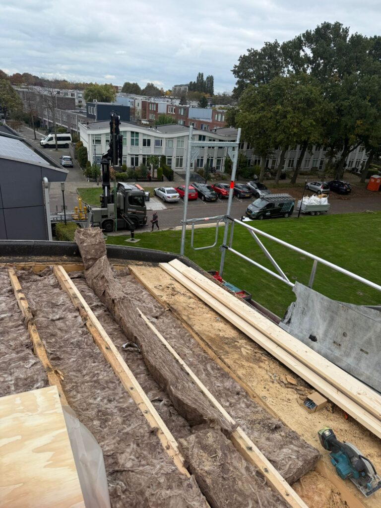 Dakrenovatie in Amersfoort met nieuwe dakbalken, isolatie, underlayment en afgewerkt met duurzame bitumen dakbedekking.