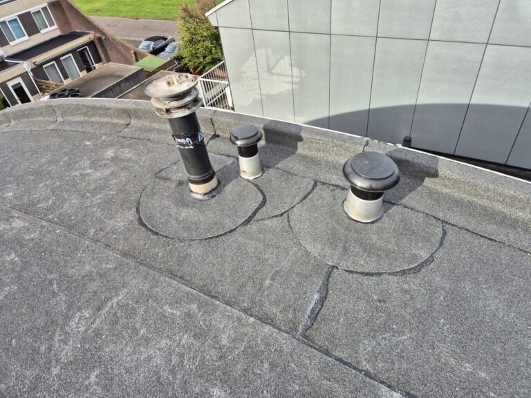 Dakrenovatie in Amersfoort met nieuwe dakbalken, isolatie, underlayment en afgewerkt met duurzame bitumen dakbedekking.