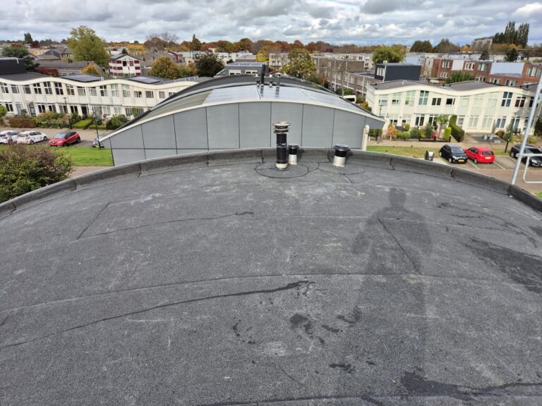 Dakrenovatie in Amersfoort met nieuwe dakbalken, isolatie, underlayment en afgewerkt met duurzame bitumen dakbedekking.
