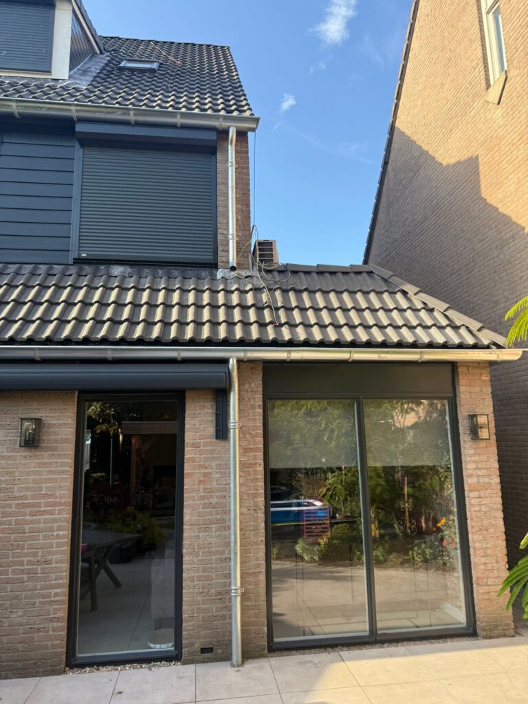Dakrenovatie in Spakenburg met vernieuwd pannendak, zinkwerk op het platte dak, dakkapel en vernieuwde dakgoten.