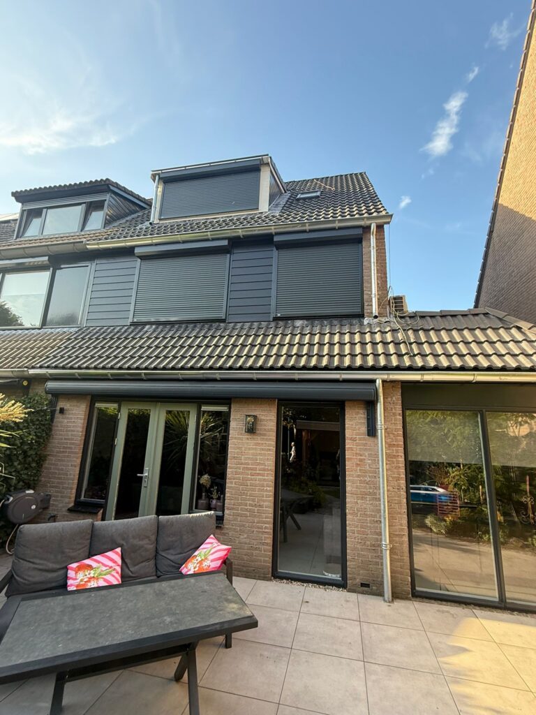 Dakrenovatie in Spakenburg met vernieuwd pannendak, zinkwerk op het platte dak, dakkapel en vernieuwde dakgoten.