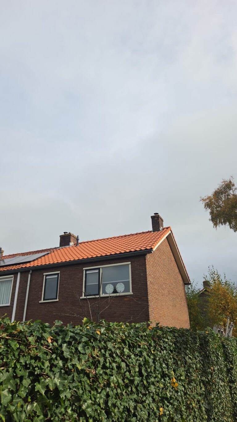 Nieuw pannendak aangelegd in Nijkerk met nieuwe dakpannen, dakfolie en panlatten tijdens een complete dakrenovatie.