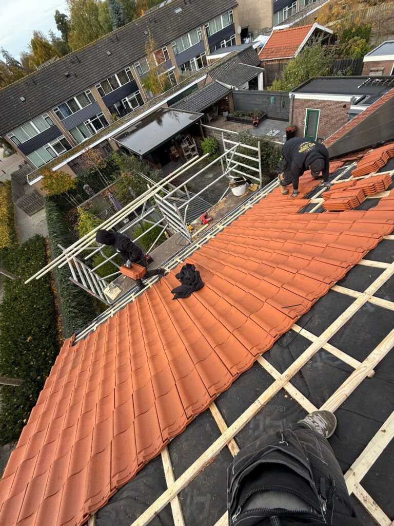 Nieuw pannendak aangelegd in Nijkerk met nieuwe dakpannen, dakfolie en panlatten tijdens een complete dakrenovatie.