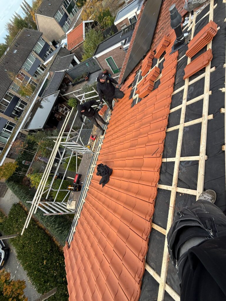 Nieuw pannendak aangelegd in Nijkerk met nieuwe dakpannen, dakfolie en panlatten tijdens een complete dakrenovatie.