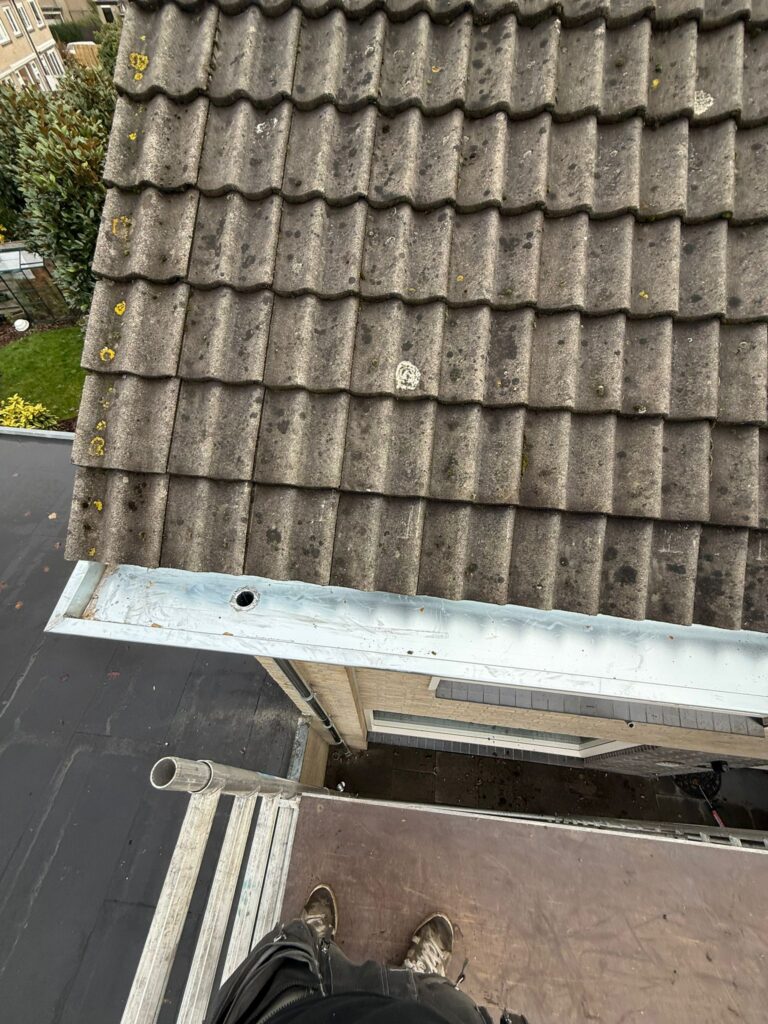 Nieuwe zinken goten en regenpijpen gemonteerd aan een woning in Harderwijk voor een duurzame en efficiënte regenwaterafvoer.
