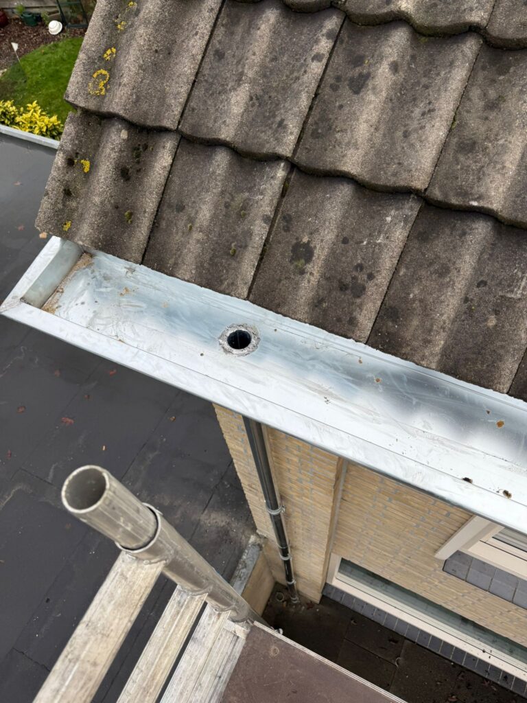 Nieuwe zinken goten en regenpijpen gemonteerd aan een woning in Harderwijk voor een duurzame en efficiënte regenwaterafvoer.