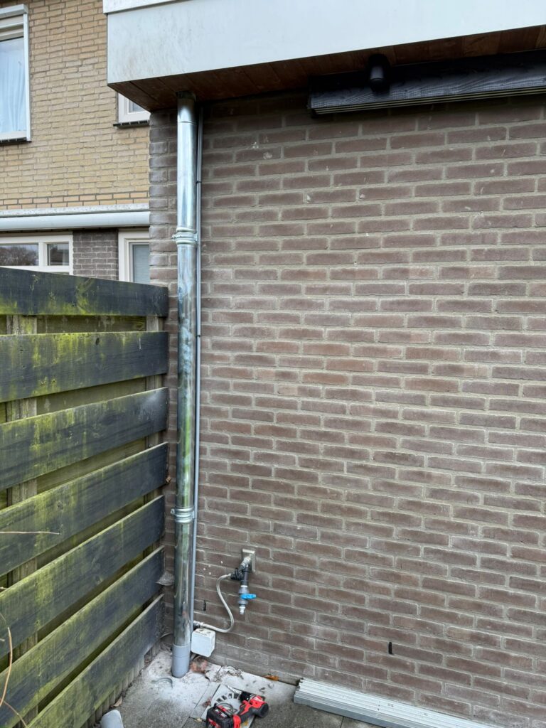 Nieuwe zinken goten en regenpijpen gemonteerd aan een woning in Harderwijk voor een duurzame en efficiënte regenwaterafvoer.