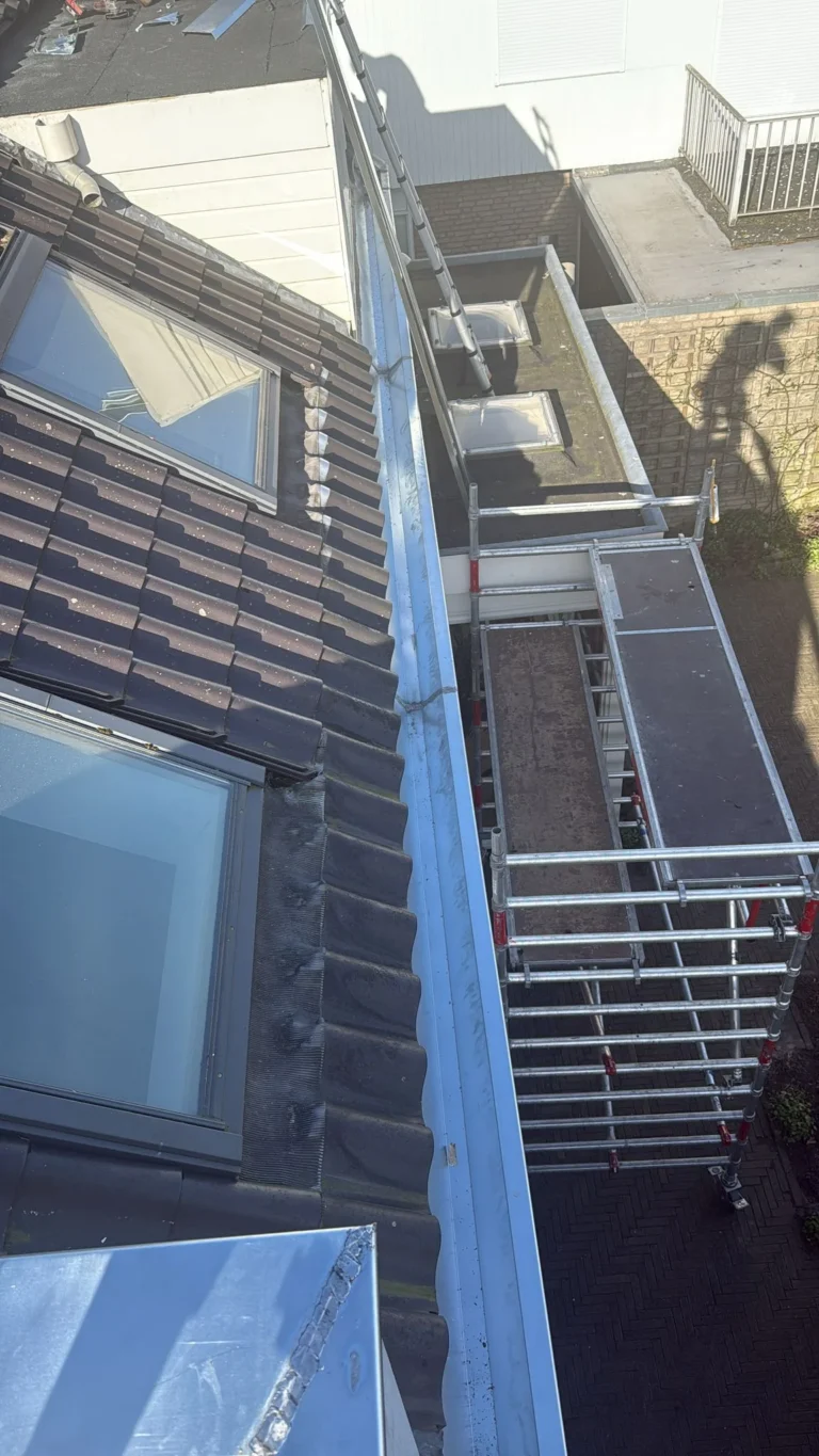 Renovatie van drie dakkapellen en 26 meter dakgoot met nieuwe bitumen dakbedekking en zinken afwerking in Nijkerk.