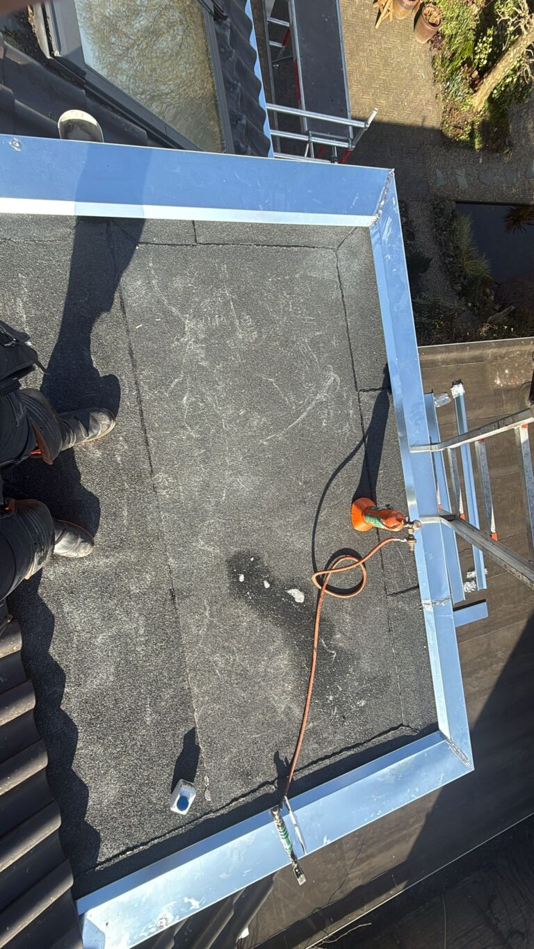 Renovatie van drie dakkapellen en 26 meter dakgoot met nieuwe bitumen dakbedekking en zinken afwerking in Nijkerk.