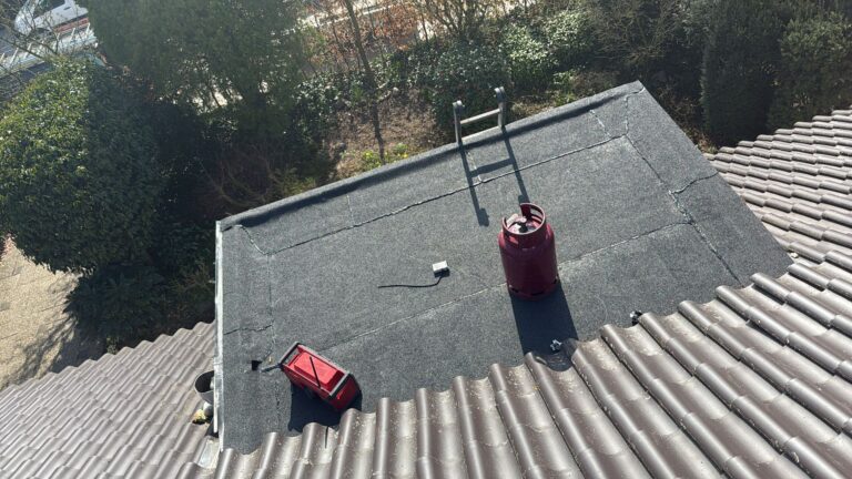 Renovatie van drie dakkapellen en 26 meter dakgoot met nieuwe bitumen dakbedekking en zinken afwerking in Nijkerk.