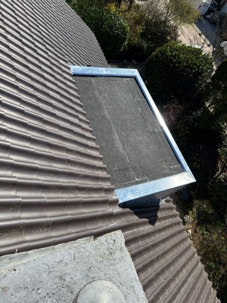Renovatie van drie dakkapellen en 26 meter dakgoot met nieuwe bitumen dakbedekking en zinken afwerking in Nijkerk.