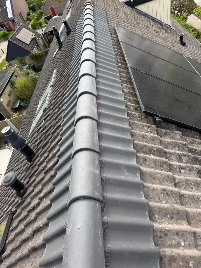 Nieuwe nokvorsten op een ondervorst naast zonnepanelen in Ede