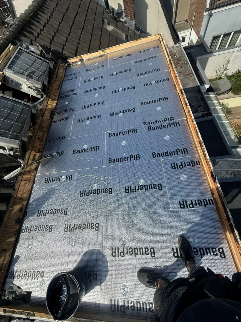 PIR-isolatieplaten met schroeven bevestigd op een plat dak in Ede